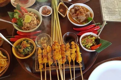 Scopri i sapori di bali con uno chef balinese: visita al mercato di ubud, corso di cucina pratico con ingredienti freschi e ritiro in hotel. opzioni vegetariane disponibili.