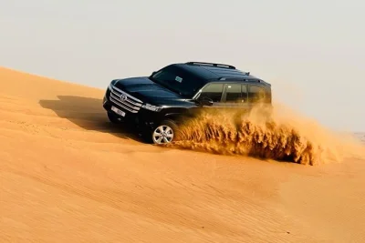 Découvrez les dunes rouges de dubaï avec dune bashing, balade à dos de chameau, dîner bbq et spectacles live—prise en charge à l’hôtel et guide local expert inclus.