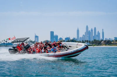 Découvrez dubai depuis un speedboat à la marina, avec arrêts à palm jumeirah, atlantis et burj al arab. guide en direct, eau fraîche et photos incluses.