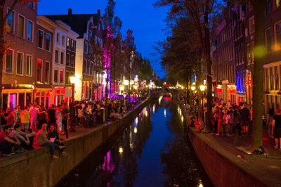 Scopri il red light district di amsterdam con una guida locale, esplora angoli nascosti e vivi l’esperienza di un peepshow. tour in piccolo gruppo con guida e biglietti inclusi.