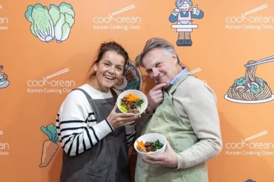 Erlebe den lebendigen mangwon market in seoul mit einem local, probiere streetfood und koche 3 klassische koreanische gerichte selbst. inkl. privater kochstation & mittagessen.