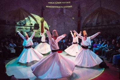 Découvrez la cérémonie des derviches tourneurs à istanbul au centre hodjapasha, avec musique soufie live et rituels ancestraux. entrée incluse et livret explicatif, réservation facile.