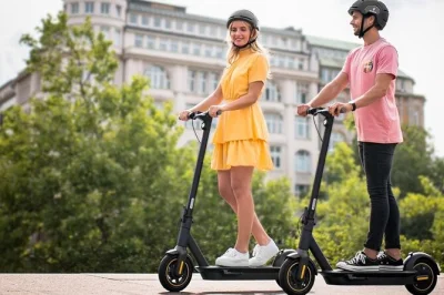 Erlebe paris auf dem e-scooter: vorbei an notre-dame, louvre & eiffelturm mit einem lockeren guide – inklusive einführung und fotostopps.