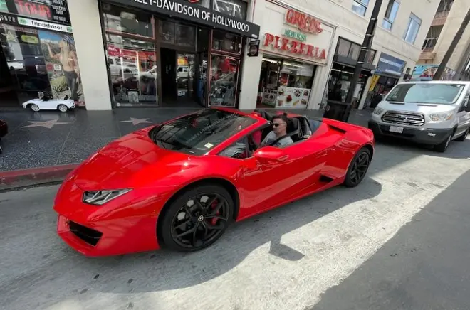 Conduce o viaja en Lamborghini por Sunset Blvd en Hollywood