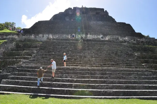 Xunantunich, pyramide maya et tubing sur rivières souterraines