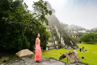 Disfruta el amanecer con sonidos de la selva, sube los templos mayas de tikal y comparte un almuerzo guatemalteco con tu guía. incluye traslado desde hotel en flores y entradas.