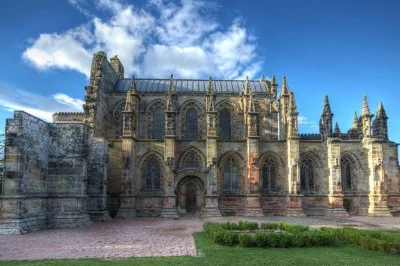 Step inside rosslyn chapel, wander melrose abbey’s ruins, and taste whisky at glenkinchie distillery on this edinburgh day trip with guide and pickup included.
