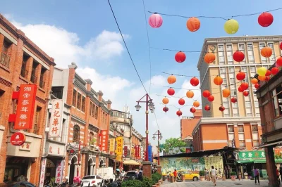 Entdecke taipeis geschichte und modernes leben bei einer kleinen gruppentour – national palace museum, longshan tempel, ximending, taipei 101 und mehr. inklusive abholung.