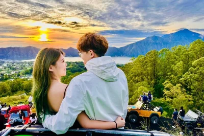 Vivi l’alba sul mount batur in jeep, gusta la colazione sopra le nuvole e scopri le valli vulcaniche con una guida locale. pickup in hotel e tutte le tasse incluse.