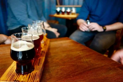 Berlim, friedrichshain, raw gelände e cervejas artesanais: prove nove rótulos únicos, explore arte de rua e aproveite petiscos caseiros com guia local—mais degustações que qualquer outro tour.