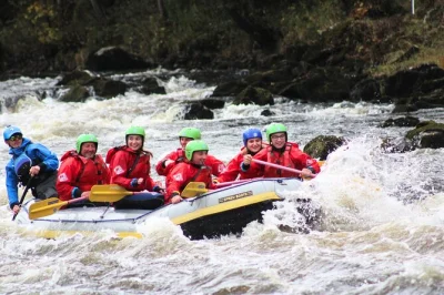 Siente la frescura del río tay en escocia mientras haces rafting desde aberfeldy, pasando por la destilería dewar’s. todo el equipo, guías locales y fotos grupales gratis incluidos.