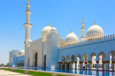 Découvrez la grande mosquée de sheikh zayed lors d’une excursion en petit groupe depuis dubaï, avec prise en charge en suv, guide local et accès coupe-file pour une visite tranquille.