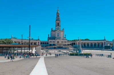 Llega al santuario de fátima, visita la capilla de las apariciones y pasea por el casco histórico universitario de coimbra, con recogida en porto y guía local.