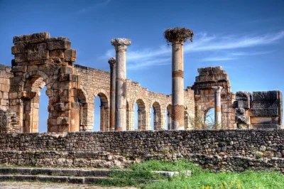 Entdecke die römischen ruinen von volubilis, schlendere durch die heiligen gassen von moulay idriss und erkunde die imperialen tore von meknes – mit privatem transport und insiderwissen.