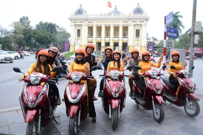 Siente el ritmo de hanoi en un tour en moto guiado por mujeres. recorre callejones, cruza el puente long bien, visita train street y disfruta un café de huevo con almuerzo local.