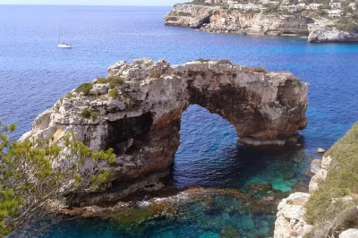 Nuota a caló des moro, ammira l'arco di roccia es pontàs ed esplora le casette dei pescatori di s'almunia in un tour in barca a maiorca con skipper locale e attrezzatura per lo snorkeling inclusa.