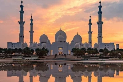 Découvrez la grande mosquée sheikh zayed, admirez emirates palace et vivez les sensations de ferrari world lors d’une journée complète à abu dhabi au départ de dubaï avec prise en charge à l