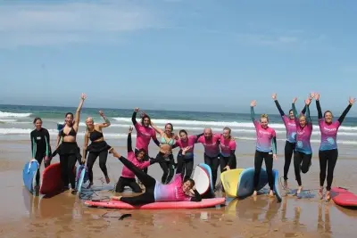 Clases de surf en Ericeira: Todos los niveles con Joana Andrade