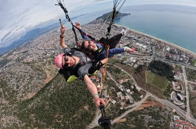 Parasailing in Alanya: Tandem flight from 700m with beach landing