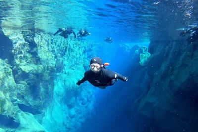 Scopri le acque cristalline e gelide di silfra con snorkeling in muta da reykjavik. gruppi piccoli, guide esperte, foto subacquee e trasferimento in hotel inclusi.