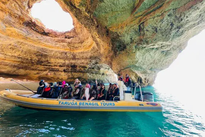 Benagil : Excursion en bateau depuis Portimão en petit groupe