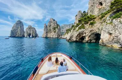 Snorkel em Capri: Passeio de barco com Faraglioni e grutas