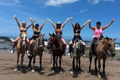 Descubre jaco a caballo, observa monos y perezosos, recorre senderos selváticos con guía local y disfruta una aventura personalizada—casco y agua incluidos.