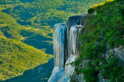 Erlebe oaxaca bei einer geführten tagestour zu hierve el agua, mitla, teotitlán del valle mit mezcal-verkostung, hoteltransfer und regionalem mittagessen.