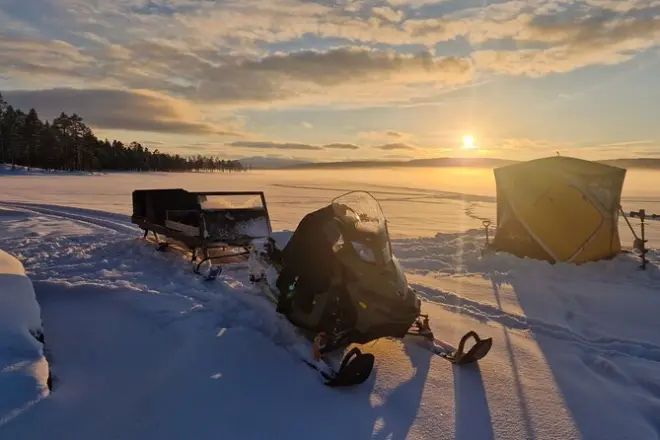 Gita di un giorno a Ivalo con un locale: Motoslitta, pesca, fuoco