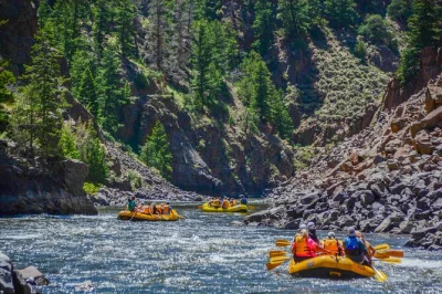 Disfruta de un paseo en balsa por el upper colorado desde kremmling, rodeado de ranchos, con paradas para nadar y rápidos suaves. incluye equipo, traslado y guía local para una experiencia relajada.