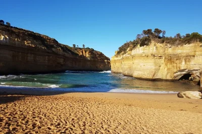 Start your great ocean road adventure from the southwest, spot wildlife, walk hidden beaches, and share a craft beer at australia’s only hostel brewery. pickup included.
