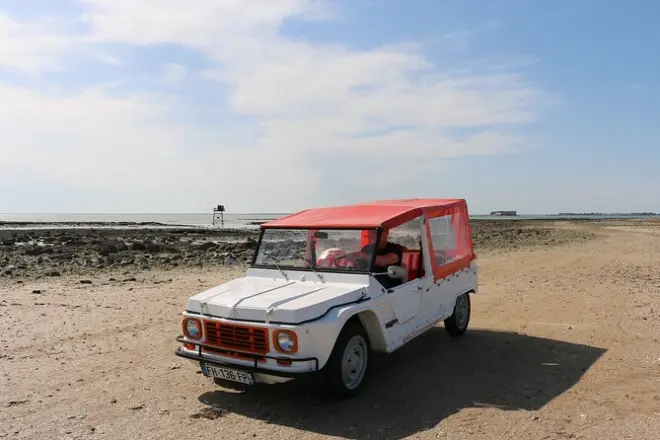 Retro-Roadtrip in Rochefort: Méhari, 2CV & Burton mieten