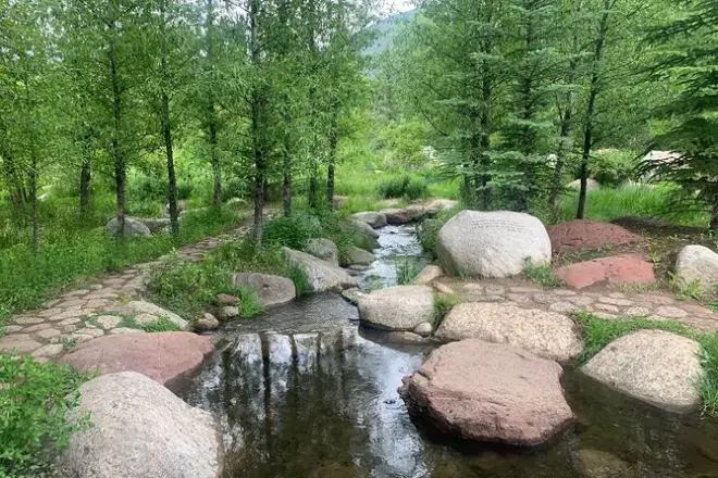 Leisure Hike at East Aspen Hunter Creek: Riverside trails