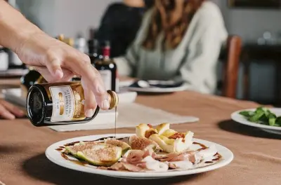 Degustazione di aceto balsamico, Parmigiano e gelato a Modena