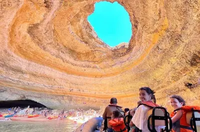 Grotta di Benagil e Praia da Marinha con guida multilingue in barca
