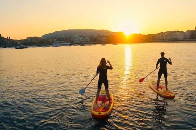 Découvrez san sebastian au réveil en paddle sur la baie de la concha, nagez et savourez un petit-déjeuner sur l'île santa clara. matériel et guide local inclus.