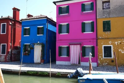Explore a basílica de são marcos em veneza, atravesse a ponte dos suspiros, veja os mestres vidreiros de murano e descubra as cores de burano — com ingressos sem fila e guia especializado.