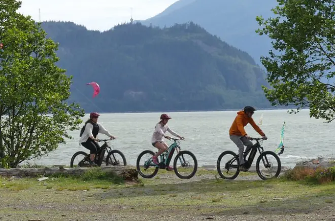 Squamish en bici eléctrica: Del río al océano en 2-3 horas