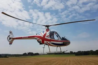 Lección de vuelo en helicóptero en el aeródromo de Redhill