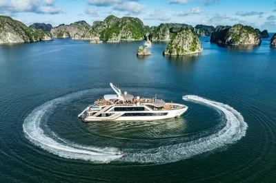 Descubre lan ha bay desde hanoi o hai phong, rema en kayak por calas escondidas, conoce a los locales en viet hai y disfruta un almuerzo a bordo en un crucero espacioso—incluye recogida.