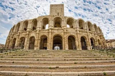 Alyscamps y Arles romano: Tour a pie autoguiado con app