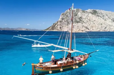 Tour in barca a vela di 7 ore: Tavolara e Molara, Sardegna