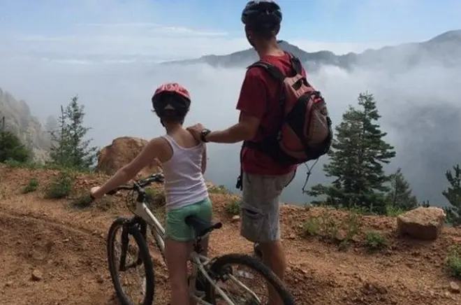 Discesa in mountain bike lungo Gold Camp Road da Colorado Springs