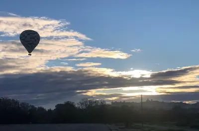 Montgolfière au-dessus de Tolède depuis Madrid : Vues au lever du soleil