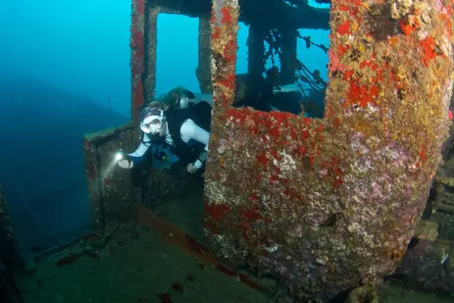 Dos inmersiones en el destructor naval hundido HMAS Swan