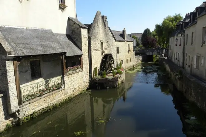 Recorrido privado a pie por Bayeux con guía profesional