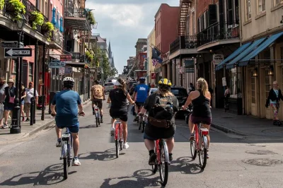 Scopri new orleans in bici tra french quarter, garden district e congo square con una guida locale. bicicletta e acqua inclusi per un’esperienza autentica.
