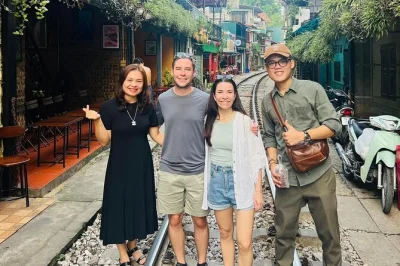 Vive la emoción del tren en las estrechas calles de hanoi, disfruta un café con locales y descubre la prisión hoa lo, la pagoda tran quoc y más—con recogida y guía incluidos.
