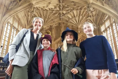 Descubre los escenarios de harry potter en oxford, visita la divinity school del bodleian con entrada incluida y escucha leyendas locales en este tour a pie.