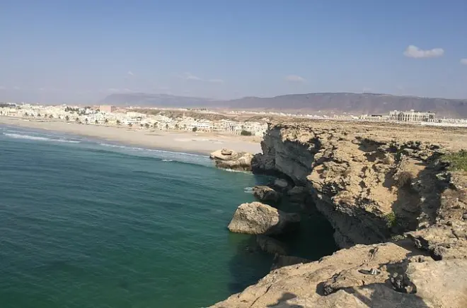 Tour por el este de Salalah: Castillo de Taqah, cascadas y ruinas